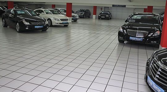 Im Untergeschoß des Autohauses präsentiert das Unternehmen seine Gebrauchtwagen. Trotz Parkhausflair ist der Kundenstrom hier nachweislich sehr hoch. (Archiv: Vogel Business Media)