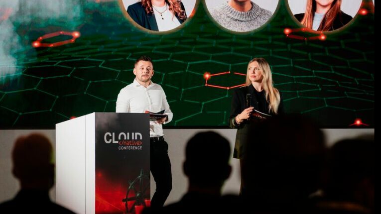 Maximilian Hille und Lydia Hundsdörfer (Vogel IT-Akademie) eröffnen die Cloud Native Conference auch in diesem Jahr. (Bild:  Manuel Emme Fotografie / Vogel IT-Akademie)