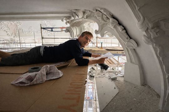 Für die Montage der Kapitell-Lichtsysteme in großer Höhe konnte das für die Restaurierung installierte Raumgerüst genutzt werden.(Bild:  Luxwerk)