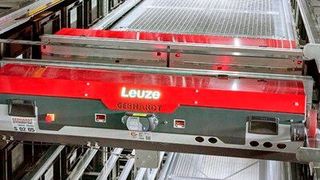 Nach einem Jahr Bauzeit nahm Leuze sein neues, internationales Distributionszentrum in Unterlenningen in Betrieb. Mit Gebhardt Intralogistics entstand dort eine komplette innerbetriebliche Förder- und Lagertechnik. (Leuze)