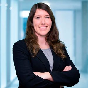 Dr. Patricia Erhard hat in ihrer Promotion das Verfahren des 3D-Drucks von Gießkernen weiterentwickelt: Anstelle von Sand nutzt sie eine keramische Suspension, die feinere Oberflächenstrukturen, eine größere Temperaturstabilität und eine hohe Festigkeit im nachgelagerten Sinterprozess ermöglicht. Für ihre Entwicklung erhielt sie den zweiten Platz.(Bild:  Fraunhofer IGCV)