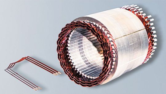 Die Elektromotorstatoren (rechts) von Grob beinhalten mehrere Wicklungskränze aus einzelnen Hairpins (links).(Bild:  Grob-Werke)