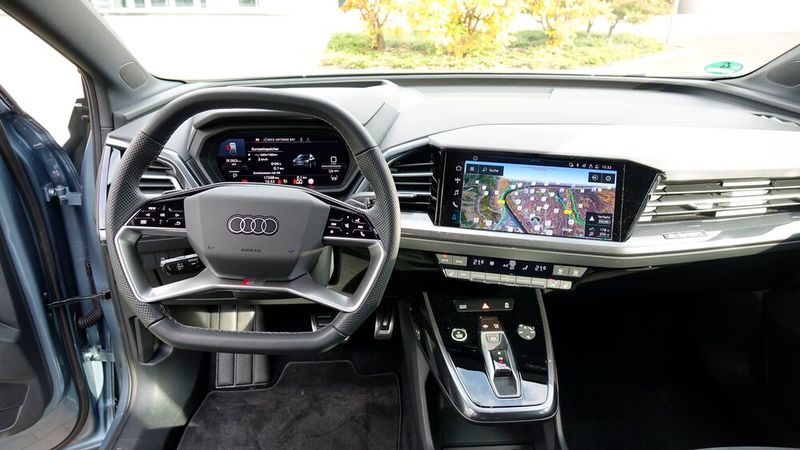 Aufpreis (300 Euro) kostet auch das komische Lenkrad, das oben und unten abgeflacht ist. Vorteil? Unklar. (Bild: Rosenow – »kfz-betrieb«)