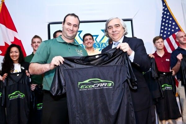 Dr. Ernest Moniz, Secrectary of Energy, US Department of Energy mit Teilnehmern der EcoCAR 3 Competition (Bild:  U.S. Department of Energy)