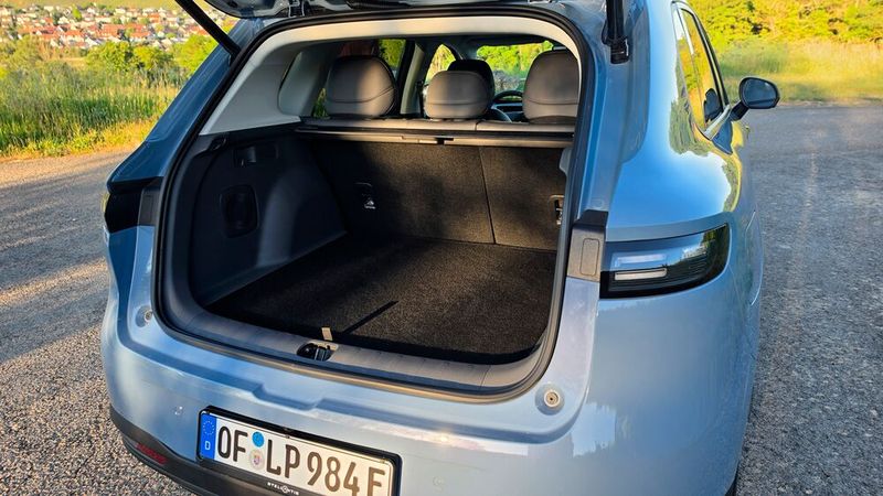 10. Der Kofferraum (1): Der Kofferraum ist mit 420 Litern für ein SUV dieser Abmessungen zwar kein Platzwunder, aber er ist ordentlich dimensioniert. (Bild: Mauritz – VCG)