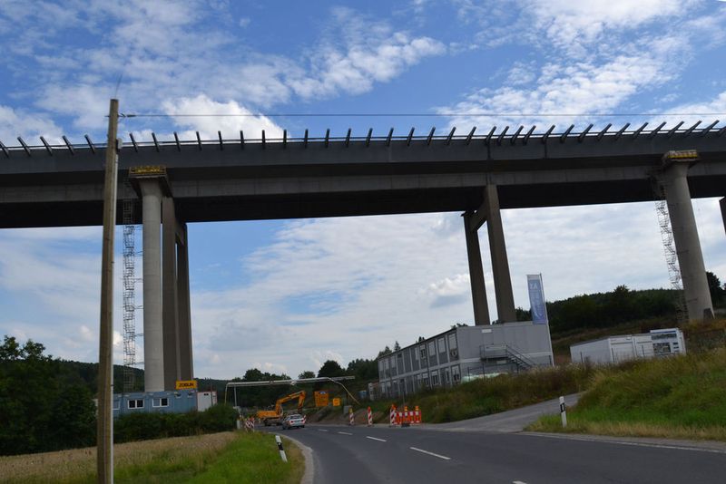 Dort warten nicht nur Smart-Fahrer darauf, … (Michel / »kfz-betrieb«)