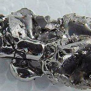 So sieht ein Stück Titaneisenerz (Ilmenit) aus. 2010 wurde in Paraguay ein riesiges Vorkommen entdeckt, das die Wettbewerbssituation auf dem Weltmarkt verändern wird. 