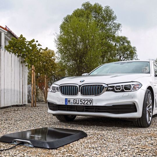 BMW will ein System zum induktiven Laden anbieten.(Bild:  BMW)