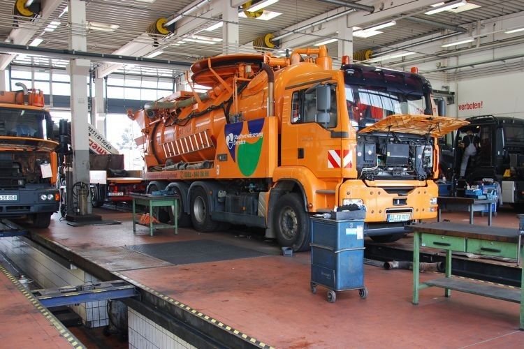 Die Werkstatt verfügt über 14 Arbeitsplätze ... (Rubbel)