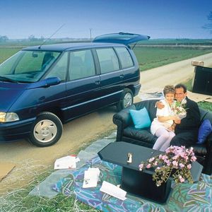 Nach 191.674 Exemplaren läuft im Februar 1991 ein völlig neuer, zweiter Espace an. Sowohl die Karosserie als auch die Innenausstattung wurden überarbeitet. Die zweite Generatiuon erhielt eine noch strömungsgünstigere, rundere Form und Motoren mit höherer Leistung. Zudem war sie 18 cm länger.(Bild:  Renault)