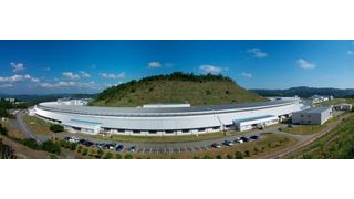 SPring-8 (Super Photon ring-8 GeV) ist ein Synchrotron im Harima Science Park in der japanischen Präfektur Hyōgo. Das Projekt gehört zu den Refernzen von der AT+C EDV GmbH.  (Artorius / CC BY-SA 3.0)