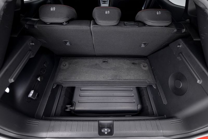 Unter dem Kofferraumboden ist in der Megabox noch Platz für einen ausgewachsenen Reisekoffer. (Bild: Hyundai)