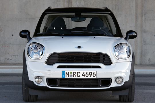 Die großen Scheinwerfer des Newcomers sind noch stärker angewinkelt als bei anderen Modellen der Mini-Familie. (Archiv: Vogel Business Media)