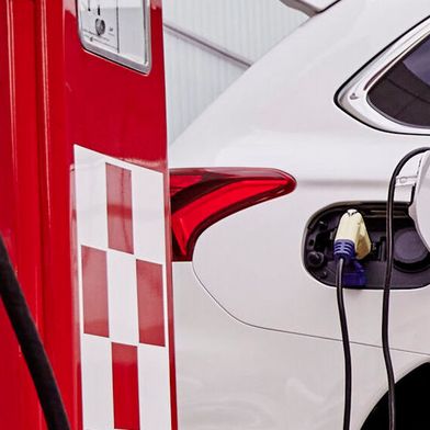 Im Markt der Plug-in-Hybride wächst der Preisdruck, nicht zuletzt wegen hoher Rabatte auf BYD-Modelle. (Bild: Mitsubishi)
