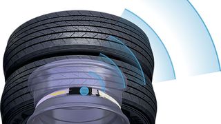 Mithilfe des prädiktiven Reifendruck-Kontrollsystems TPMS von Goodyear (der Sensor ist blau eingefärbt) lassen sich reifenbedingte Fahrzeugausfälle mit erheblich höherer Wahrscheinlichkeit vermeiden. (Bild: Goodyear)
