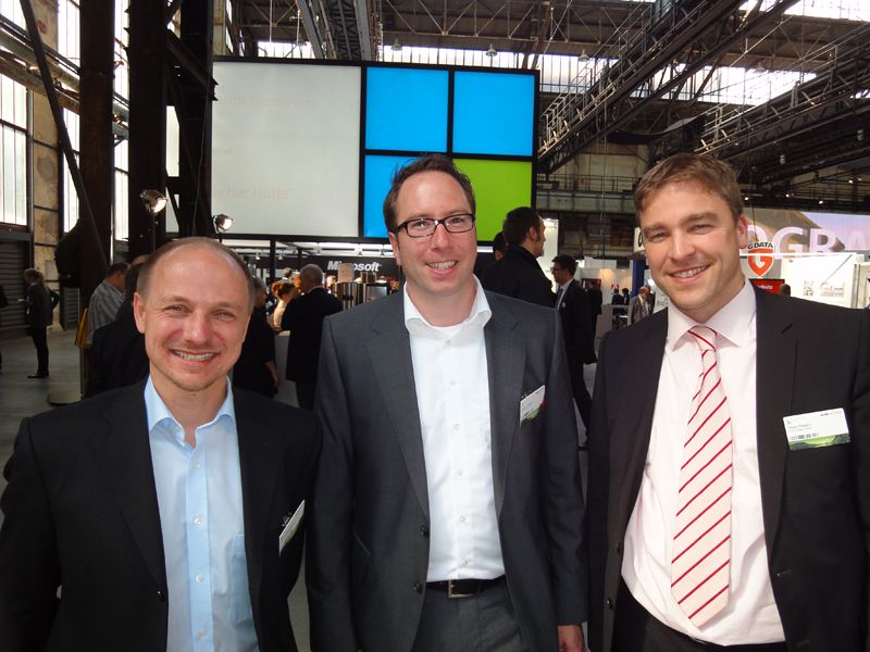 Wieso die 3 so einen Spaß haben, weiß nur Carla Columna: (v.l.) Jörg Hasselbach, Tarox, Jürgen Richter, ASUS, und Oliver Rebein, ALSO Actebis (Archiv: Vogel Business Media)