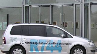 Das Umweltbundesamt (UBA) setzt seit 2009 ein Dienstfahrzeug mit einer CO2-Klimaanlage ein. Die Anlage kühlt den Innenraum in kurzer Zeit ab und arbeitet energieeffizient. In normalen europäischen Sommern ist der Energieverbrauch laut UBA sogar geringer als der einer R134a-Serienklimaanlage. Nach 165.000 Kilometern funktioniert der Klimakompressor immer noch einwandfrei und weist eine hohe Dichtigkeit auf. (UBA)