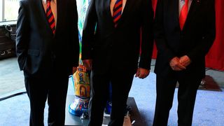 Harald Brockmann (li.) übergibt das Amt des BVSK-Präsidenten an Dirk Barfs (Mitte). Brockmann wird künftig wie Wolfgang Küßner (re.) als Ehrenpräsident fungieren. (BVSK)