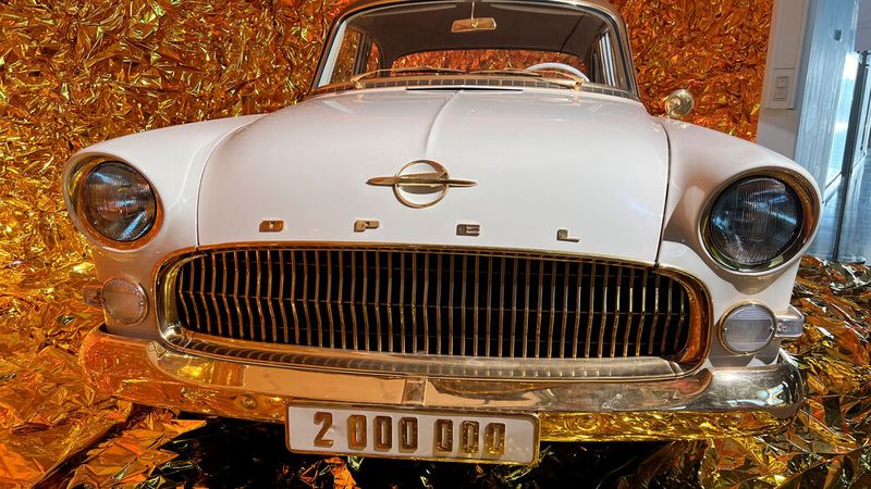 Gold für Champions: Zwei Millionen Opel-Fahrzeuge feierten sie in Rüsselsheim 1956 mit einem vergoldeten Kapitän. (Bild: autodrom)
