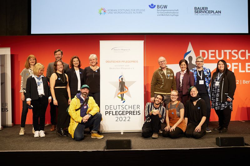 Träger des Pflegepreises 2022 ( Jan Pauls / Deutscher Pflegetag)