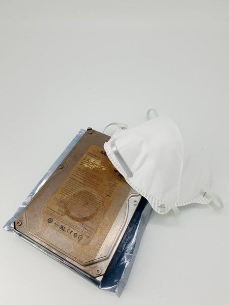 NAS(s) am Boden – Im Zuge seines Wohnungsumbaus integrierte ein Kunde ein Gästezimmer inklusive Badezimmer in seinen Keller, der unter Kanalniveau lag. Für die Dusche und das WC ließ er eine Hebeanlage für das Abwasser installieren. Da die Strategie für die Heim-Netzwerkinfrastruktur zu diesem Zeitpunkt noch nicht ausgereift war, blieb das als kleiner Homeserver genutzte NAS vorerst ebenfalls im Kellergeschoss am Boden stehen. Wie sich sehr bald herausstellte, war dies keine gute Idee, da der Installateur leider gepfuscht hatte und die Hebeanlage ihren Dienst nicht ordnungsgemäß verrichten konnte. Kurze Zeit später war plötzlich kein Zugriff mehr auf das private Film- und Fotoarchiv auf dem NAS möglich. Am Weg zur NAS war bereits ein strenger Geruch zu vernehmen und der Kunde musste feststellen dass diese bereits in Fäkalien ertrank. Wie man sich vielleicht vorstellen kann, riss sich keiner der Attingo-Techniker darum, diesen übelriechenden „Patienten“ im Labor zu behandeln. Trotz allem konnten alle Erinnerungen erfolgreich rekonstruiert und geruchlos ausgeliefert werden.
 (Attingo)