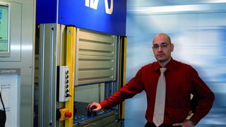 Torsten Verkoyen vom IFAS der RWTH Aachen stellt die Entwicklungsumgebung am Beispiel eines hydraulischen Pressen-Prototyps vor; Sicherheitslichtvorhänge von Contrinex schützen gegen unerlaubtes Eindringen. (Archiv: Vogel Business Media)