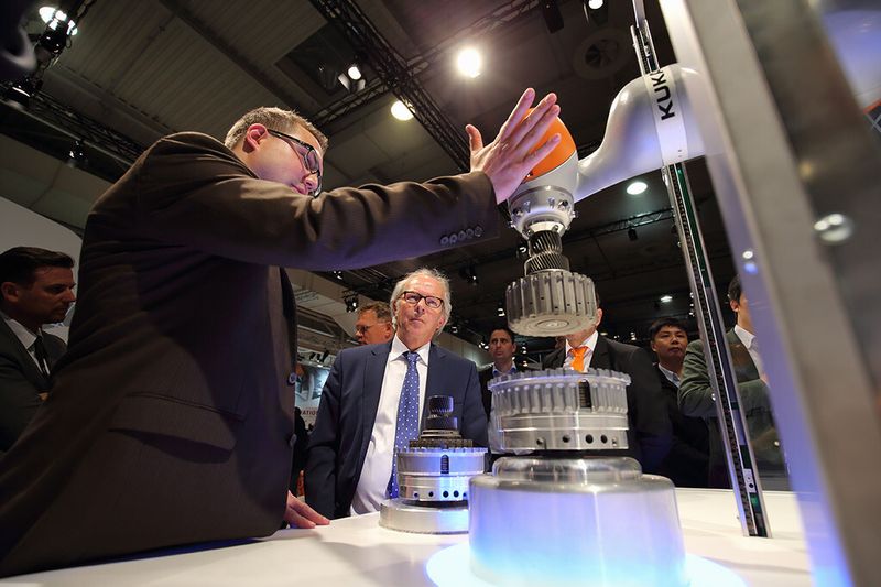 Wie Fügeprozesse im Zeitalter der Industrie 4.0 aussehen können, demonstrierte Kuka mit dem sensitiven und nachgiebigen Leichtbauroboter LBR iiwa. (Bild: Kuka)