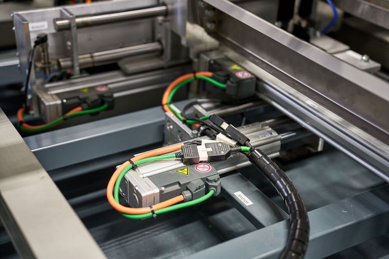 Die Leitungen verbinden zahlreiche Maschinenkomponenten - oft unter beengten Platzverhältnissen. (Bild: Helu)
