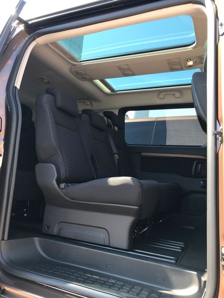 Die Passagiere auf den hinteren Plätzen können die Aussicht über das Panoramadach genießen. (Bild: »kfz-betrieb« / Schweitzer)