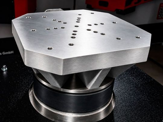 Das ist der Aufnahmetisch der neuen Schockmaschine RMS SM 1000, die RMS Dynamic Test Systems entwickelt hat. Erstmals zeigt man sie der Öffentlichkeit im Rahmen der Messe Euro Defence Expo in Essen, die vom 22. bis 25. September stattfindet. Hier vorab mehr dazu ...(Bild:  RMS)