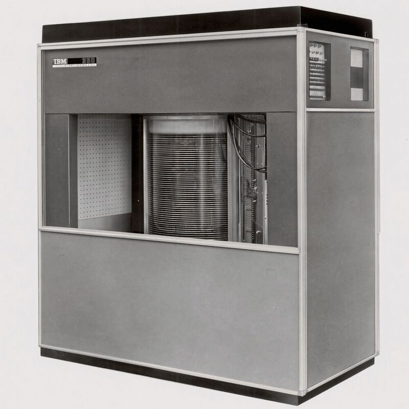 Die erste Festplatte stellte IBM im Jahr 1956 vor. Sie war Teil eines Computersystems. 