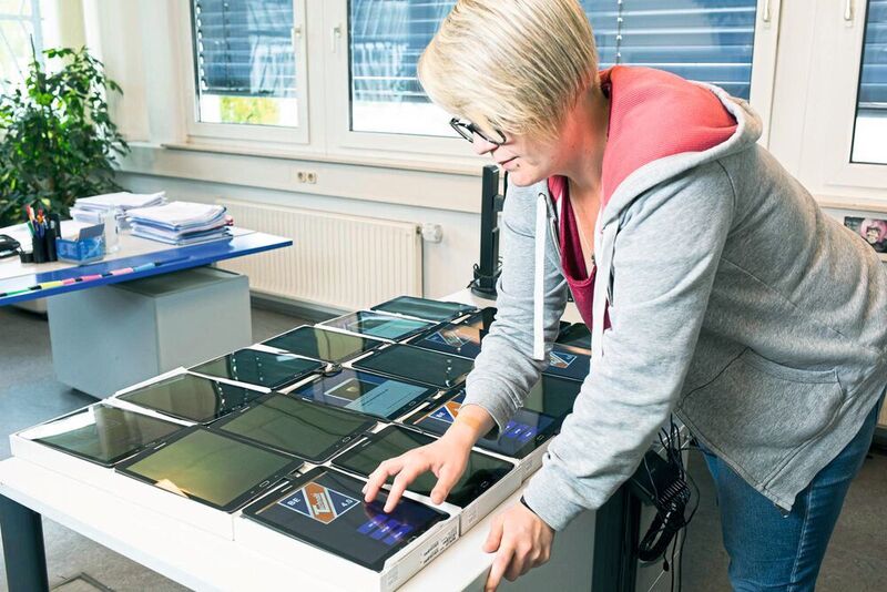 Dank Knox Mobile Enrollment Service von Samsung in Zusammenarbeit mit der Telekom sind Tablets und Smartphones mit wenigen Klicks einsatzbereit. (Telekom)