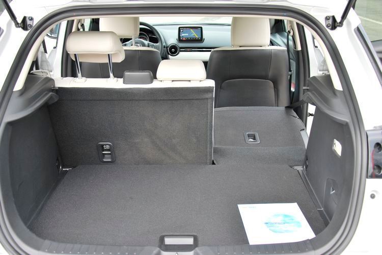 Die Rückbank ist asymmetrisch umlegbar, der entstehende Laderaum ist fast eben, solange die Ladebodenabdeckung drinbleibt. Die Ladekante ist abgenehm niedrig und kurz. (Foto: Holz)