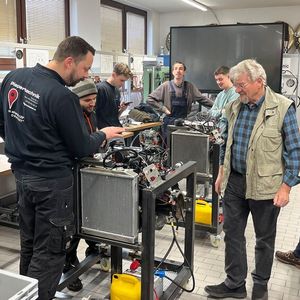 Die Abschlussprüfung, bestehend aus einem anspruchsvollen Theorieteil und einer praxisorientierten technischen Prüfung. (Bild:  Bopp/Kern)