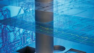 Bild 1: Prinzipielle Darstellung des Drahterosionsprozesses an einer nur Mikrometer messenden Bohrung in einem Werkstück aus Hartmetall. (Bild: Agie Charmilles)