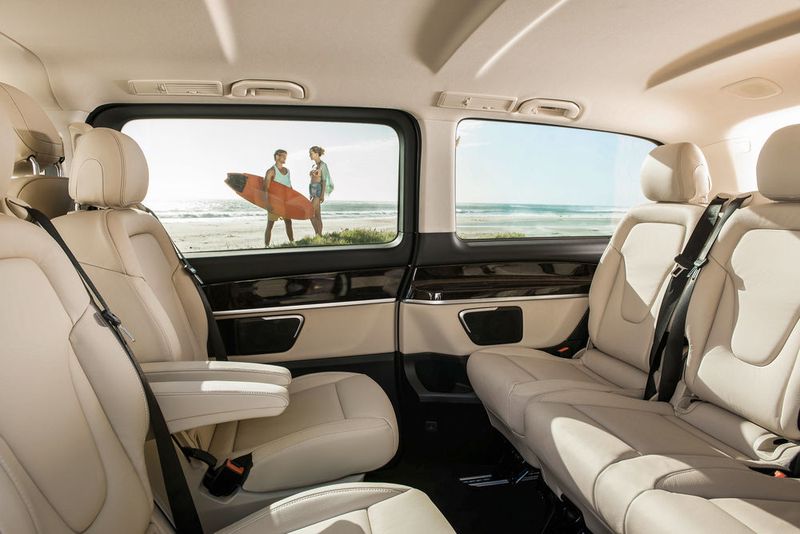Platz in Hülle und Fülle bietet die V-Klasse. Die Dreiersitzbank in der zweiten Fondreihe kostet mit Liegepaket 504,56 Euro extra, weil Mercedes-Benz im Fond vier Einzelsitze als Serie vorsieht. (Daimler)