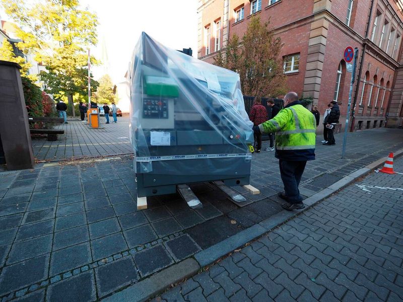 In Nürnberg-Gostenhof wurden die Weiler-Maschinen für die Ausbildung abgeladen ... (Bild: Weiler)