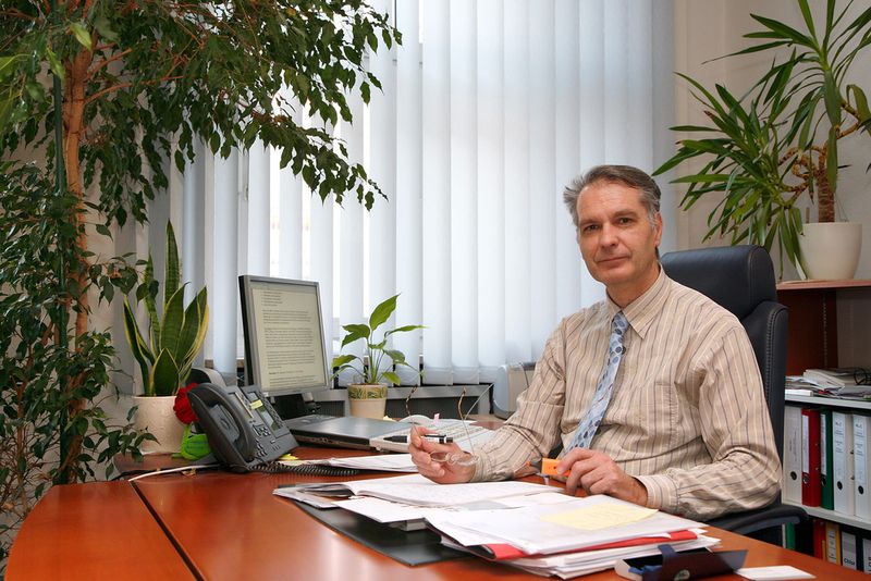Dr. Klaus Blum, Vice President Chemical Services und Konzernkoordinator Responsible Care, Wacker Chemie: „Im Rahmen der Selbstverpflichtung der deutschen Chemischen Industrie beteiligt sicht Wacker seit langem aktiv an der Reduzierung von CO2-Emissionen. Absolut gesehen stiegen die CO2 Emissionen bedingt durch größere Produktionsmengen geringfügig an. Die spezifischen CO2-Emissionen (CO2-Emissionen pro Produktionseinheit) konnten wir jedoch reduzieren. In unseren Produktivitätssteigerungsprogrammen ist die Senkung des spezifischen Energieverbrauches (Verhältnis Energieeinsatz pro Produktionseinheit) ein wesentliches Element. Für den Standort Burghausen ist beabsichtigt, den spezifischen Energieverbrauch bis Ende 2009 um zehn Prozent zu reduzieren. Damit werden auch unsere spezifischen CO2-Emissionen gesenkt.“ (Archiv: Vogel Business Media)