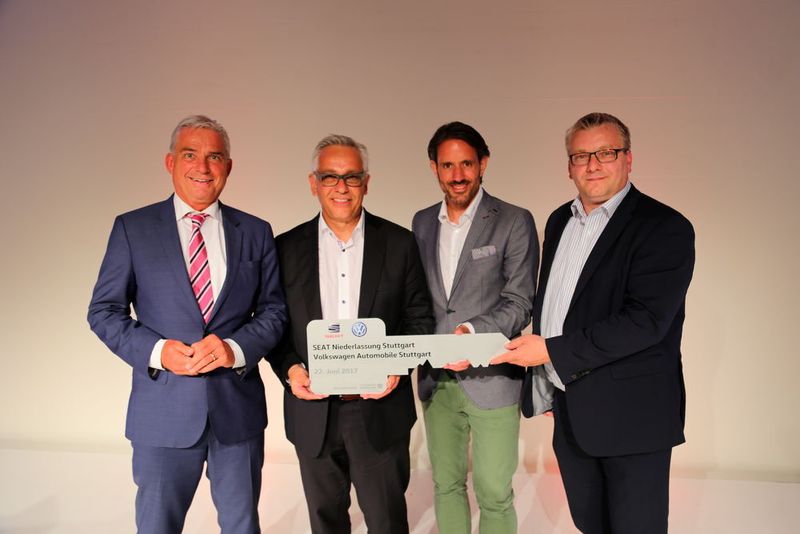 Zur offiziellen Schlüsselübergabe trafen sich (v. li.) der stellvertretende Ministerpräsident von Baden-Württemberg, Thomas Strobl, Michael Perner (Geschäftsführer Volkswagen Automobile Stuttgart, Erik Händler (Geschäftsführer Seat Niederlassung Stuttgart) und Meno Requardt (Sprecher der Geschäftsführung VW Immobilien). (VWI)