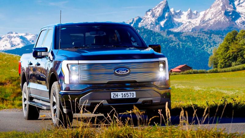 Ford hat vor drei Jahren seinen US-Bestseller F-150 elektrifiziert. Doch das Geschäft mit E-Autos ist weiterhin verlustreich.(Bild:  Ford)