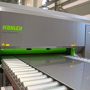 Alle geschnittenen und lasergeschweißten Blechteile laufen bei Mueller durch den Peak Performer 60P.2000. Diese Maschine besitzt eine Arbeitsbreite von 2000 mm und eignet sich zum Richten großer Blechteile mit einer Dicke von 0,6 mm bis 17 mm.  (Bild:  Mueller)