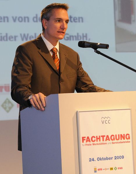 Auch diesem Jahr führte »kfz-betrieb«-Chefredakteur, Wolfgang Michel, durch das informative Programm der Fachtagung Freie Werkstätten und Service. (Archiv: Vogel Business Media)