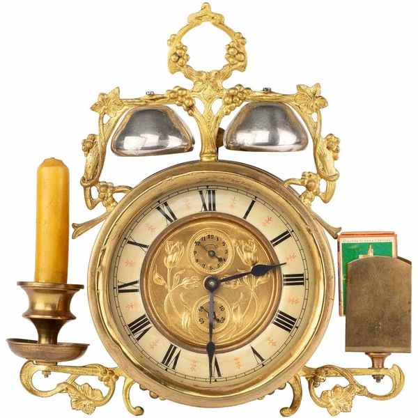 Kerzenwecker nutzten die Brenndauer zur Zeitmessung. In die Kerze wird eine Nadel gesteckt, an der ein Glöckchen befestigt ist. Wenn das Wachs in Höhe der Nadel schmilzt, fällt die Glocke nach unten und der Weckton ertönt.  Bei diesem Blechwecker aus dem Jahr 1910 dient die Kerze jedoch einem anderen Zweck: die Suche nach dem Streichholz zu vereinfachen.  (Bild: Deutsches Uhrenmuseum/Wecker „Schalmei mit Leuchter“, Kienzle, Schwenningen, um 1910, Inv. 2022-043)