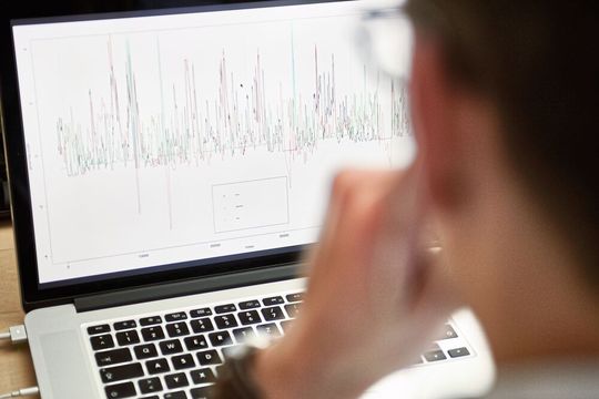 Die Softwarelösung Scraitec von Resolto kennt den gesunden Zustand einer Anlage und detektiert durch Echtzeitanalyse von Sensordaten einer Anlage jede Anomalie. Die Softwarelösung Scraitec von Resolto kennt den gesunden Zustand einer Anlage und detektiert durch Echtzeitanalyse von Sensordaten einer Anlage jede Anomalie.