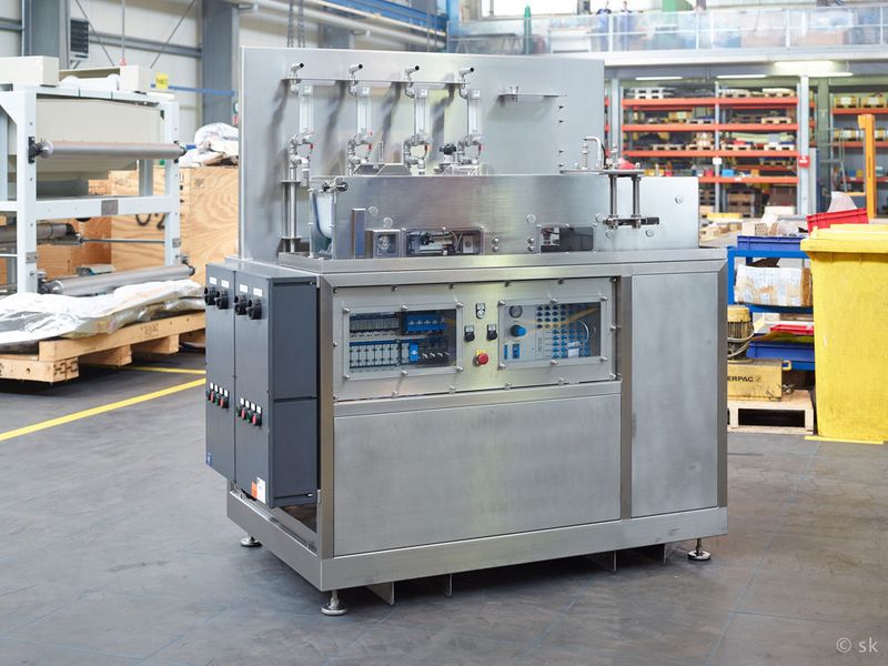 Der auf der Powtech ausgestellte Taktbandfilter von BHS ist ein kontinuierlich arbeitender, horizontaler Vakuumfilter, mit dem sedimentierende Feststoffe sicher und zugleich schonend abgetrennt werden. Taktbandfilter von BHS finden in den unterschiedlichsten Branchen Anwendung: in der Pharmaindustrie beispielsweise bei der Herstellung von Antibiotika, Naturstoffextrakten und Hormonderivaten. Die Verarbeitung der Suspensionen erfolgt in geschlossenen und inerten Systemen. Auch bei der Produktion vieler Mineralstoffe oder der Gewinnung von Biokraftstoffen sind Taktbandfilter verbreitet. Auf der Messe präsentiert BHS einen Taktbandfilter in Laborgröße vom Typ BF 010-010B. Powtech 2019: Halle 4 A, Stand 304 (Schmid und Keck)