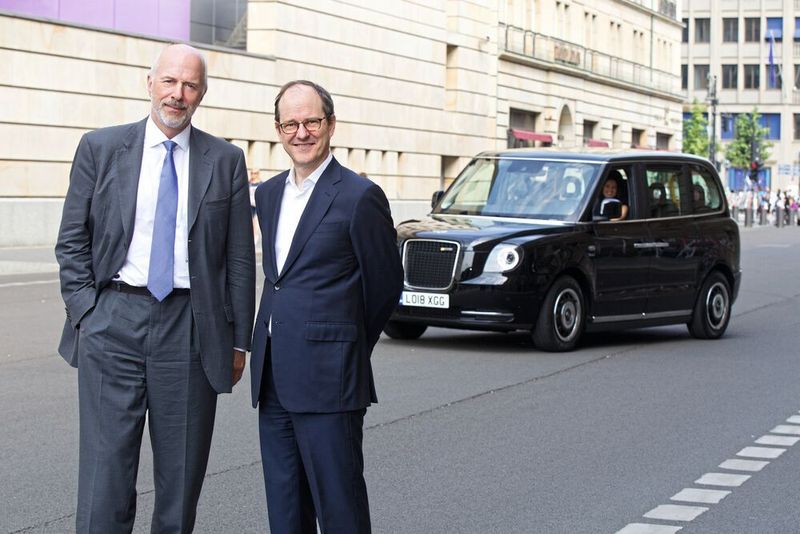 Illustre Runde: Automanager Carl-Peter Forster (früher Opel und Tata, jetzt Chairman von LEVC, links) und der britische Botschafter Sir Sebastian Wood. Sie hatten in der britischen Botschaft in Berlin im Sommer 2018 das Auto als Option für Deutschland vorgestellt. (LEVC)