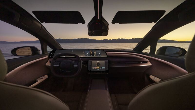 Das 34-Zoll-OLED-Display (Clearview Cockpit) mit 6K-Auflösung ist beim Gravity Touring serienmäßig vorhanden. (Bild: Lucid)