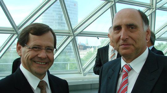 Axel Berger (CarGarantie, li.) und Gerhard Hösel (LV Niedersachen-Bremen) warteten darauf Platz nehmen zu dürfen. (Archiv: Vogel Business Media)