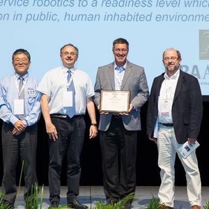 V.l.n.r.: Satoshi Tadokoro (Präsident IEEE-RAS), Arturo Baroncelli (früherer IFR-Prasident), Steve Cousins (CEO Savioke) und Erwin Prassler (Vizepräsident IEEE-RAS).(Bild:  IFR)