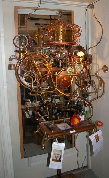 Une oeuvre d'art mouvante vu au Musée suisse de la machine à coudre et des objets insolites. (Image: JR Gonthier)